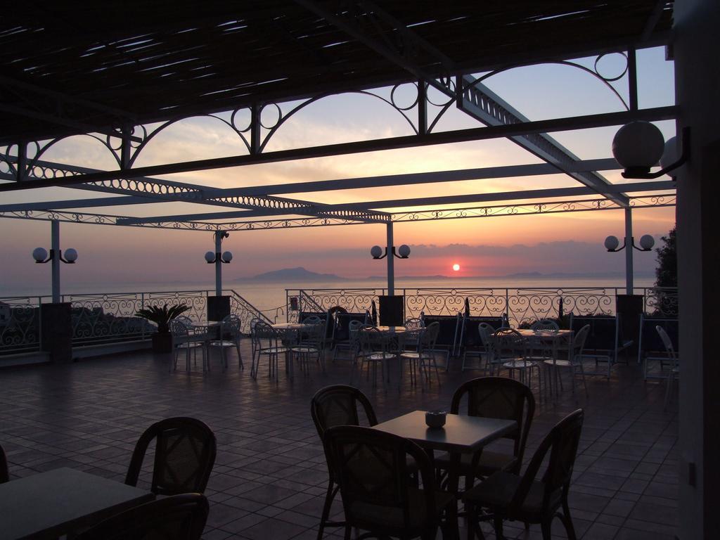 Hotel Dania ซอร์เรนโต ภายนอก รูปภาพ