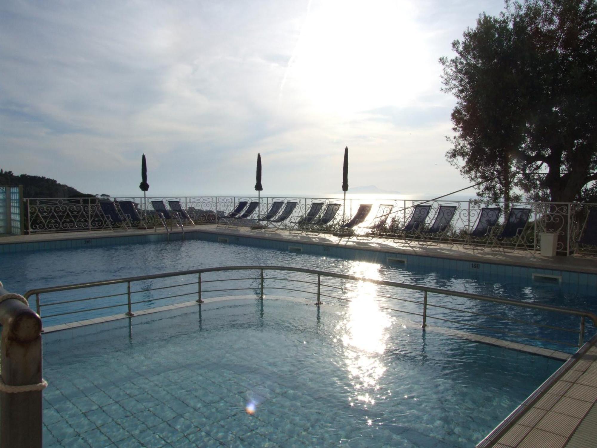 Hotel Dania ซอร์เรนโต ภายนอก รูปภาพ