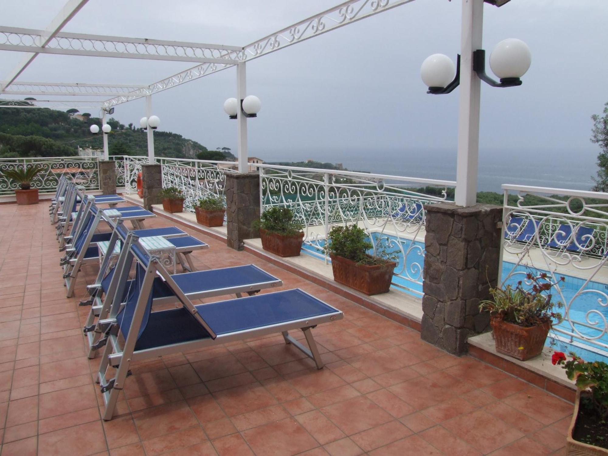 Hotel Dania ซอร์เรนโต ภายนอก รูปภาพ