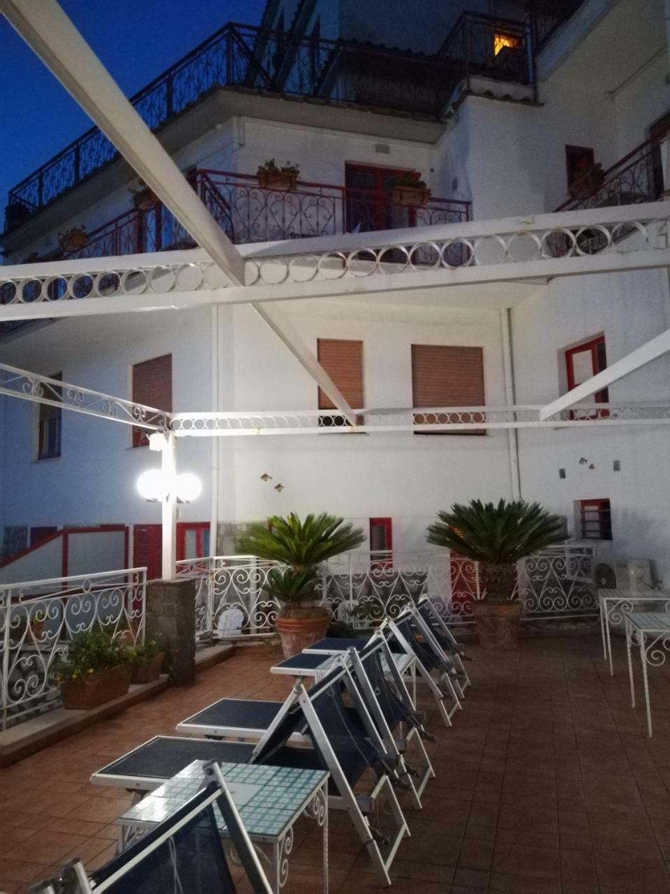 Hotel Dania ซอร์เรนโต ภายนอก รูปภาพ