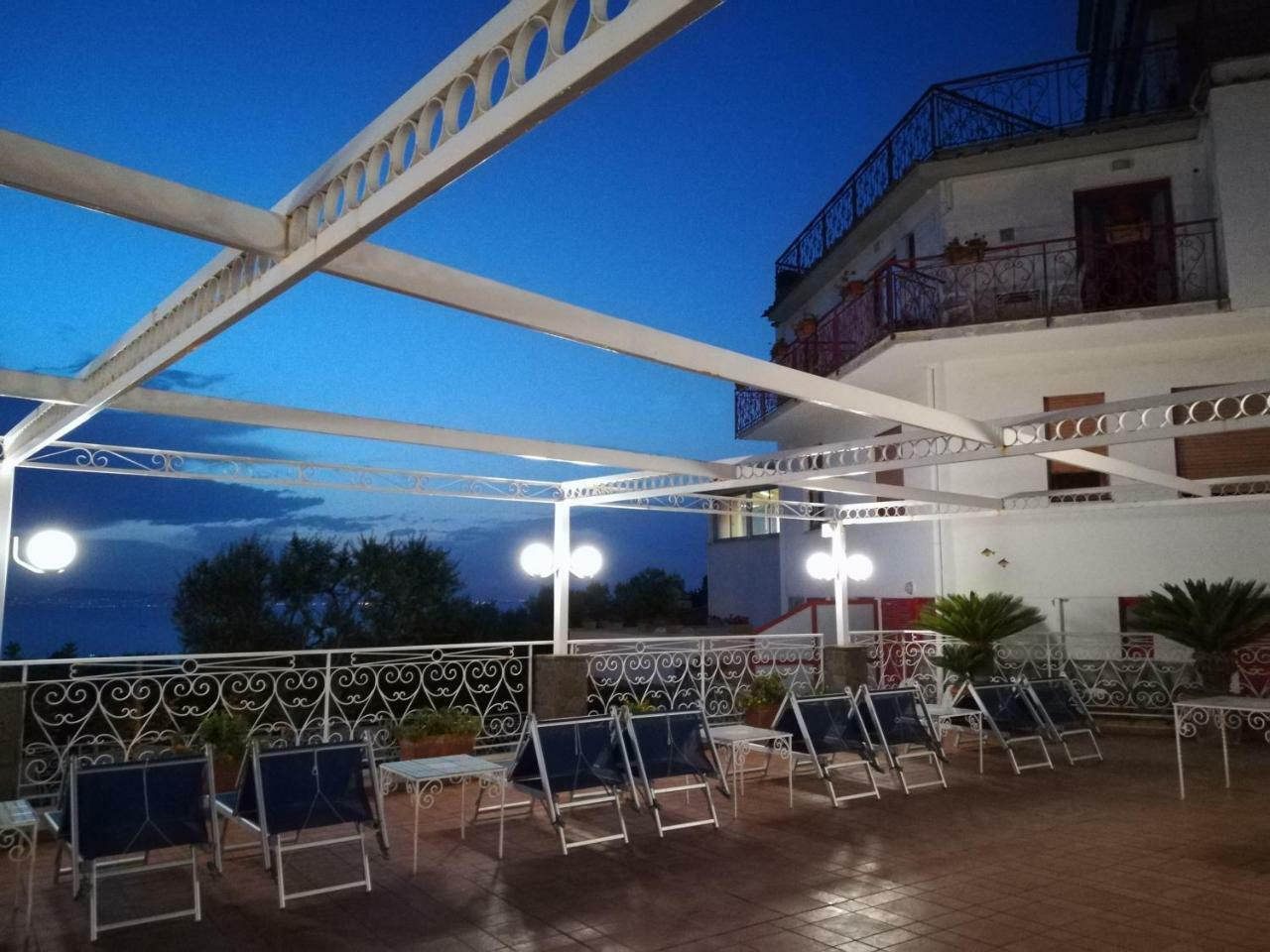 Hotel Dania ซอร์เรนโต ภายนอก รูปภาพ