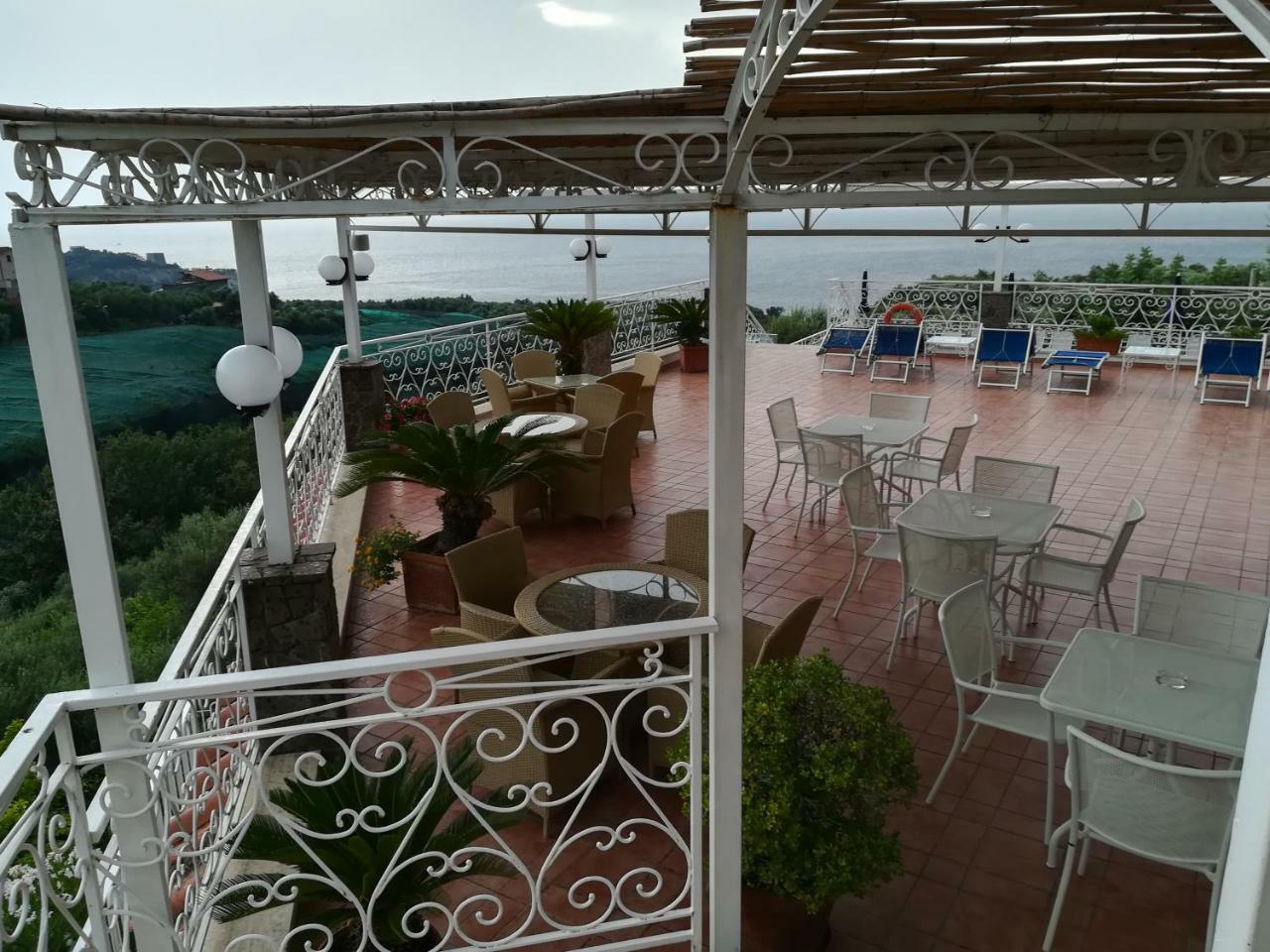 Hotel Dania ซอร์เรนโต ภายนอก รูปภาพ