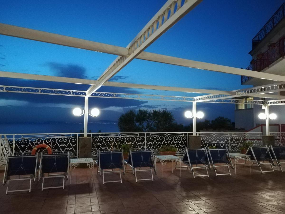 Hotel Dania ซอร์เรนโต ภายนอก รูปภาพ